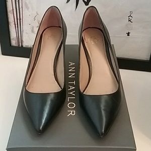 ANN TAYLOR NAVY HEELS 6.5